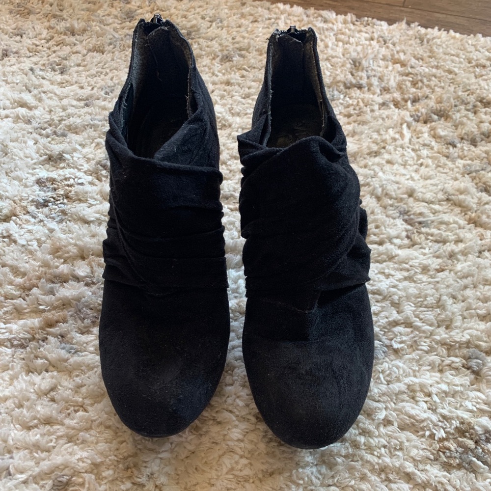 Adorable black boot